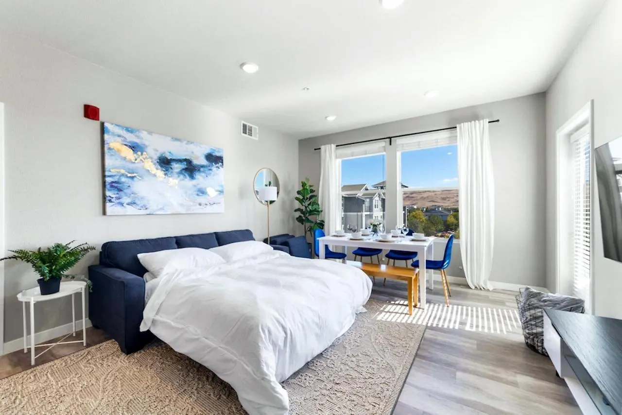 Chic Apt W Jacuzzi, Pool, Bbq, & Mountain Views Sparks