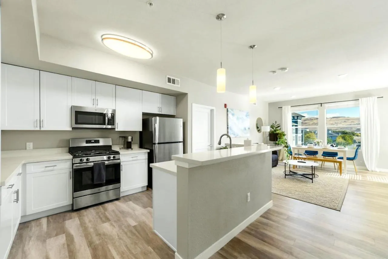 Chic Apt W Jacuzzi, Pool, Bbq, & Mountain Views Sparks 0*,