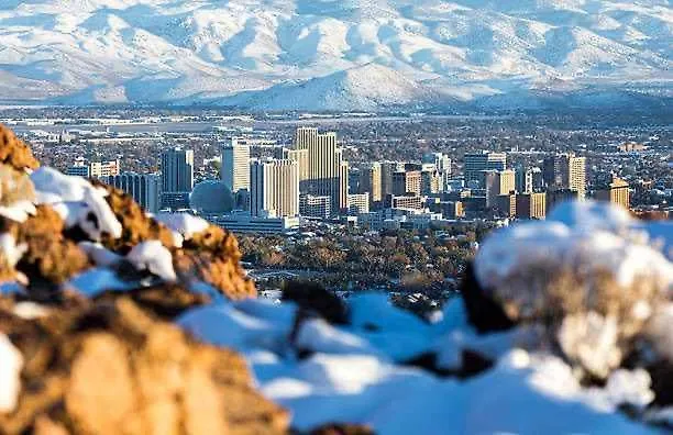 Chic Apt W Jacuzzi, Pool, Bbq, & Mountain Views Sparks